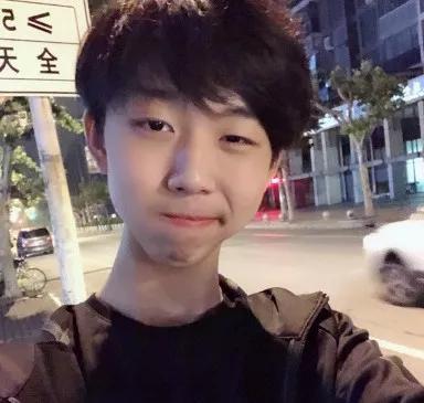 吃葫芦瓜男主播视频,男主播带你领略独特风味  第1张