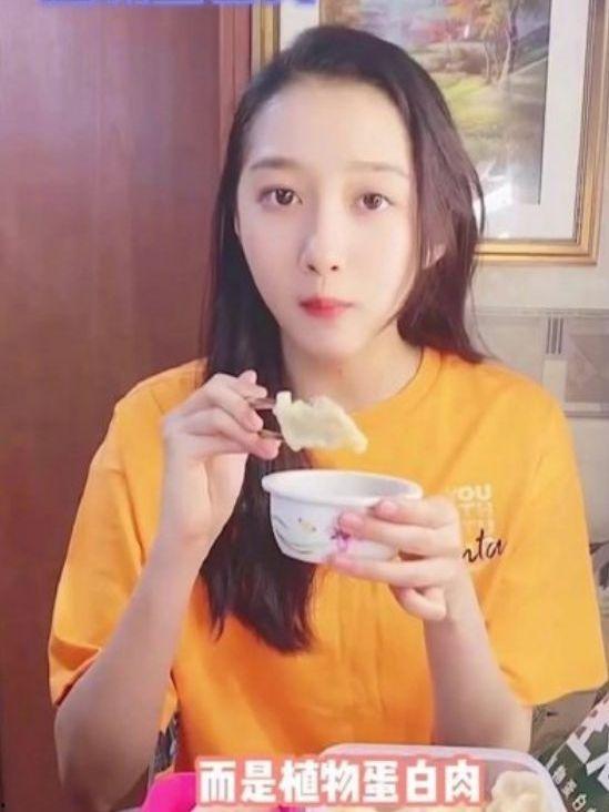 小仙仙和大表哥吃瓜视频,揭秘娱乐圈幕后故事  第1张