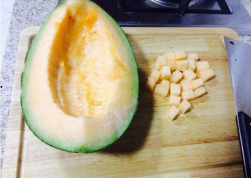 大汉吃哈密瓜视频,舌尖上的西域风情  第1张