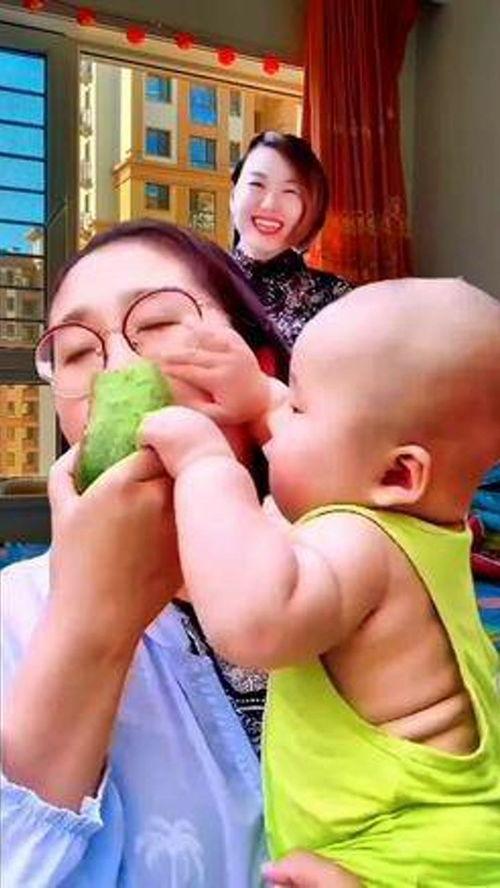 孩子搞笑吃瓜视频,小萌娃搞笑吃瓜瞬间，萌态十足引网友爆笑  第3张