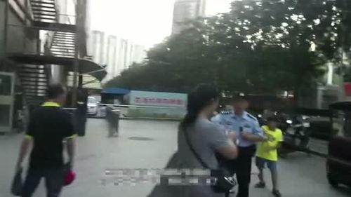 女生街头打架吃瓜视频,女生互殴现场，围观群众成“吃瓜群众”  第3张