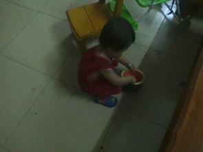 小孩吃大瓜视频,小宝贝挑战大瓜，萌态十足引欢笑  第2张