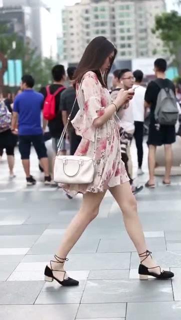 成都街拍吃瓜摆阵视频,趣味街拍视频引网友热议